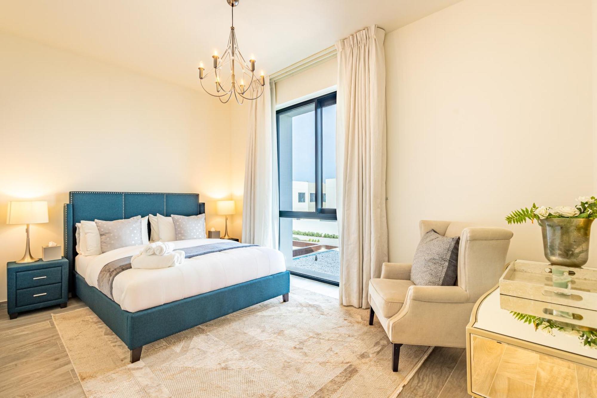 Elegant Family With Bbq In The Heart Of Yas Near Yas Circuit - Formula 1 - Ferrari World - Sea World - Warner Brothers