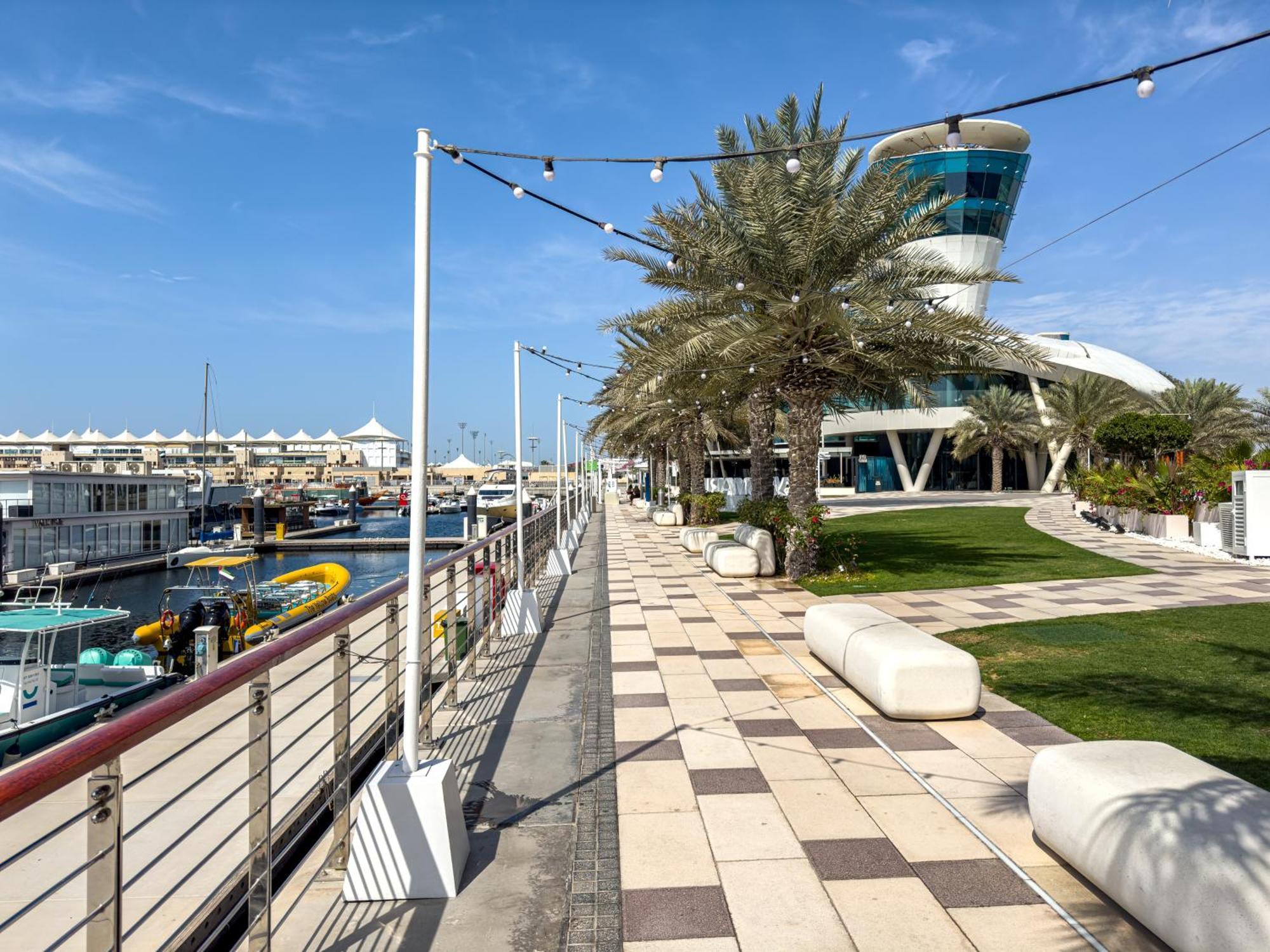 Elegant Family With Bbq In The Heart Of Yas Near Yas Circuit - Formula 1 - Ferrari World - Sea World - Warner Brothers Abu Dhabi