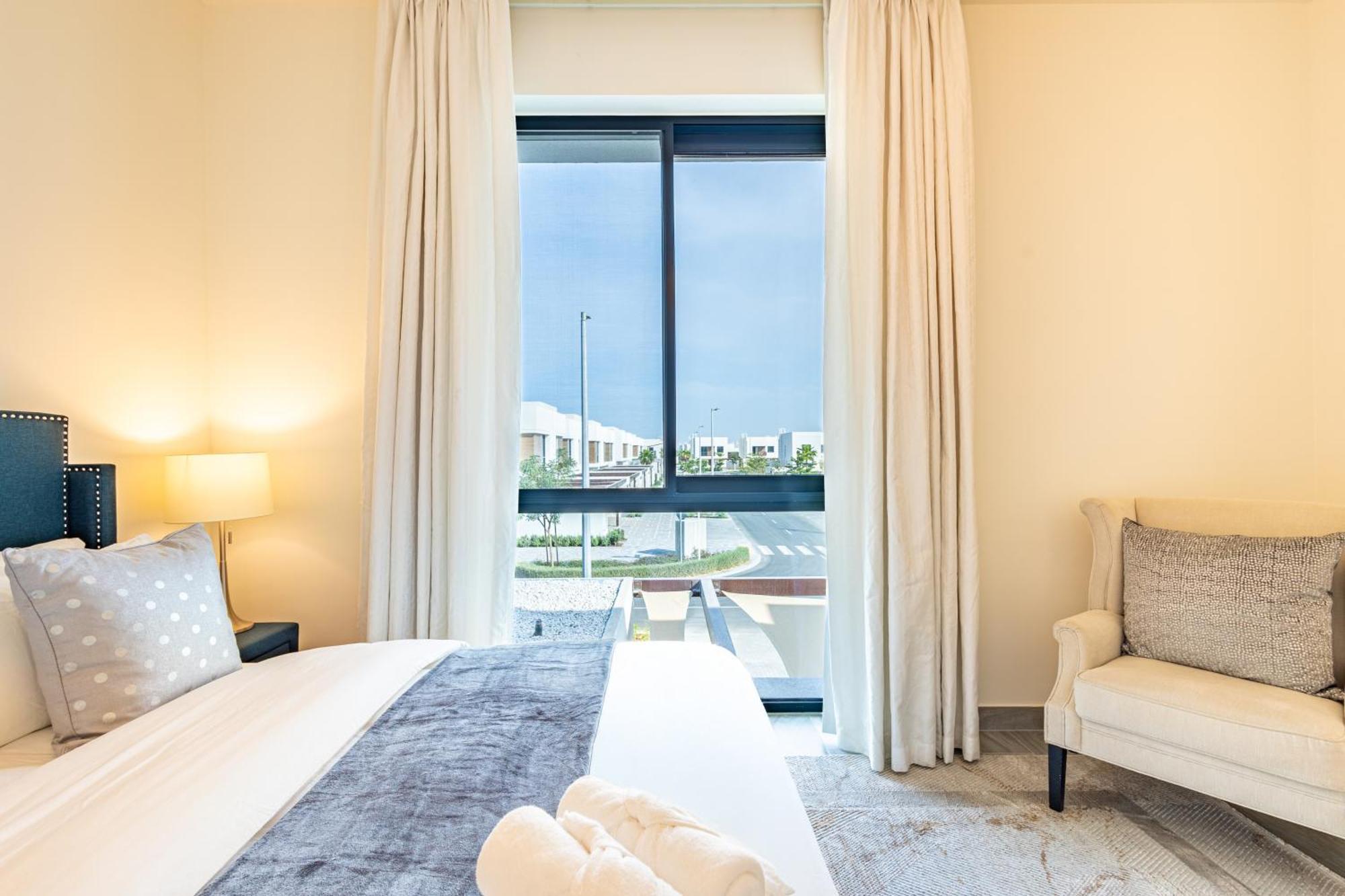 Elegant Family With Bbq In The Heart Of Yas Near Yas Circuit - Formula 1 - Ferrari World - Sea World - Warner Brothers