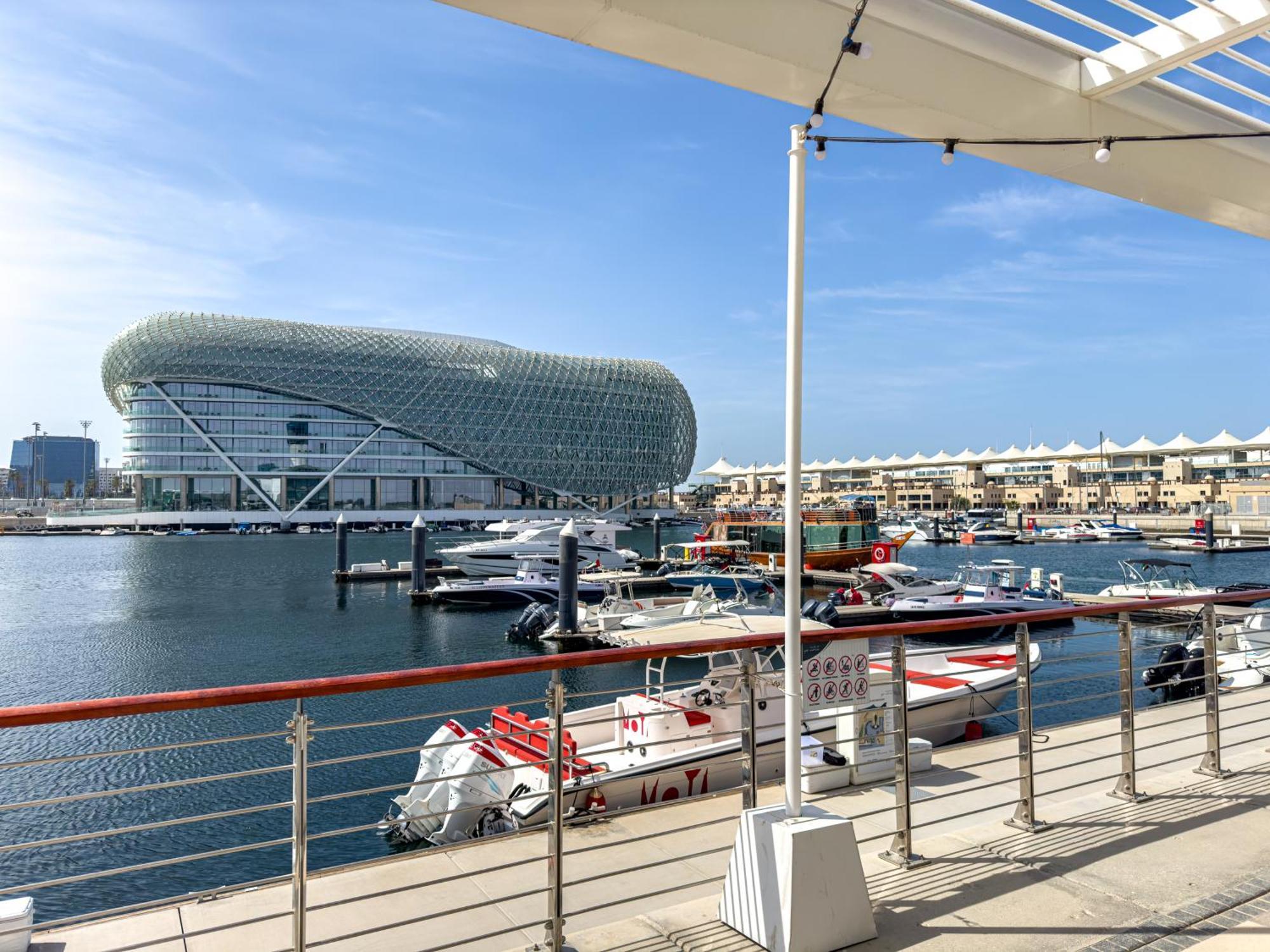 Elegant Family With Bbq In The Heart Of Yas Near Yas Circuit - Formula 1 - Ferrari World - Sea World - Warner Brothers *
