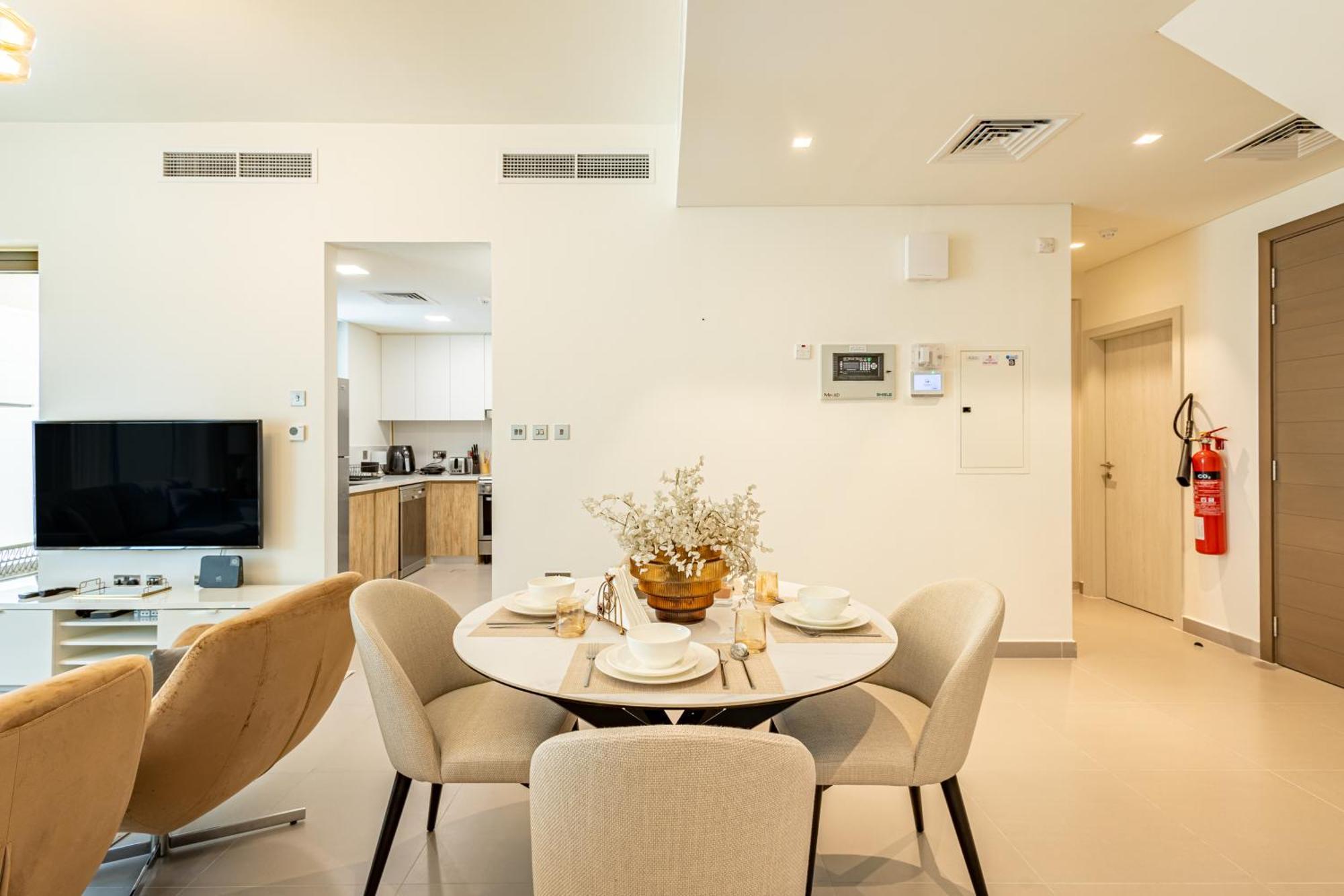 Elegant Family With Bbq In The Heart Of Yas Near Yas Circuit - Formula 1 - Ferrari World - Sea World - Warner Brothers
